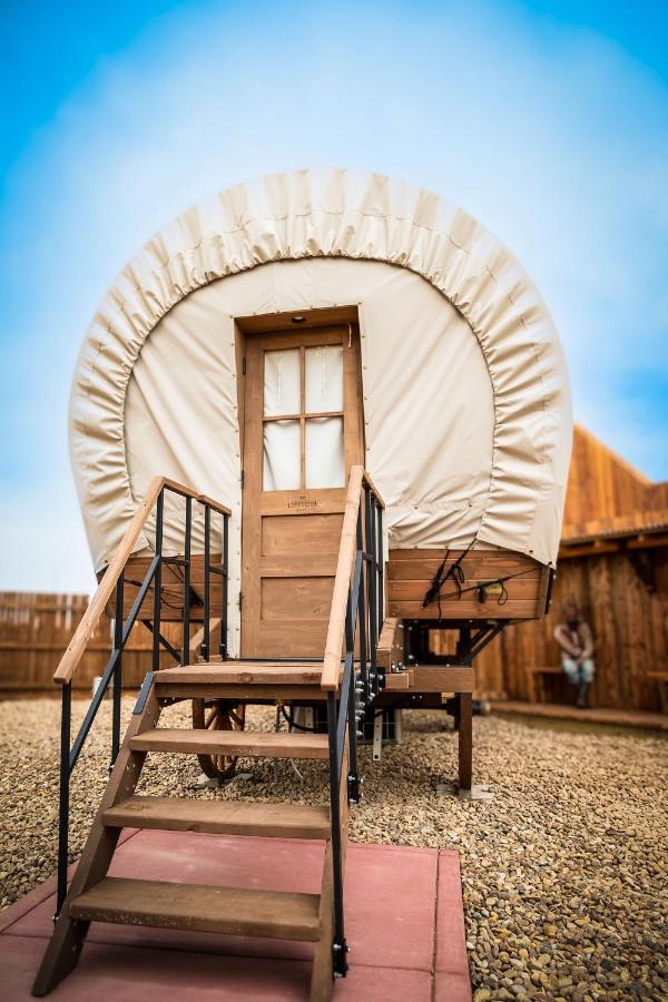 The Big Texan - Cabins And Wagons Amarillo Ngoại thất bức ảnh