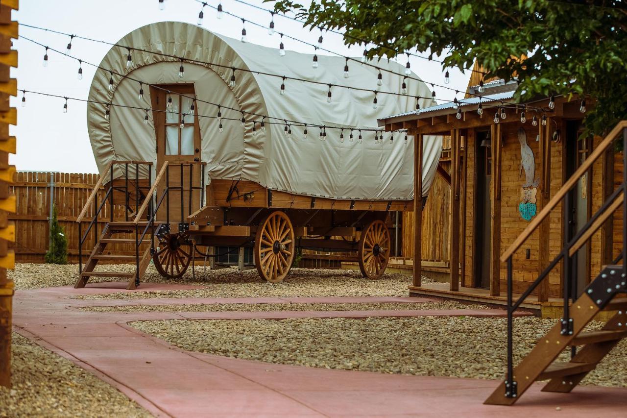 The Big Texan - Cabins And Wagons Amarillo Ngoại thất bức ảnh