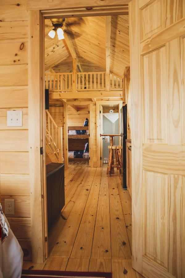 The Big Texan - Cabins And Wagons Amarillo Ngoại thất bức ảnh