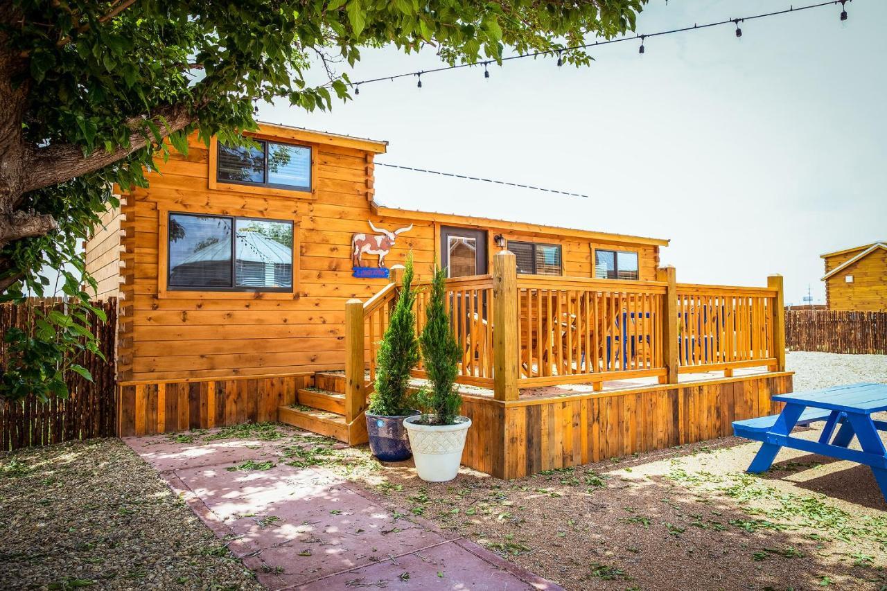 The Big Texan - Cabins And Wagons Amarillo Ngoại thất bức ảnh