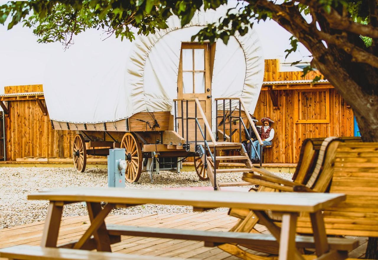 The Big Texan - Cabins And Wagons Amarillo Ngoại thất bức ảnh