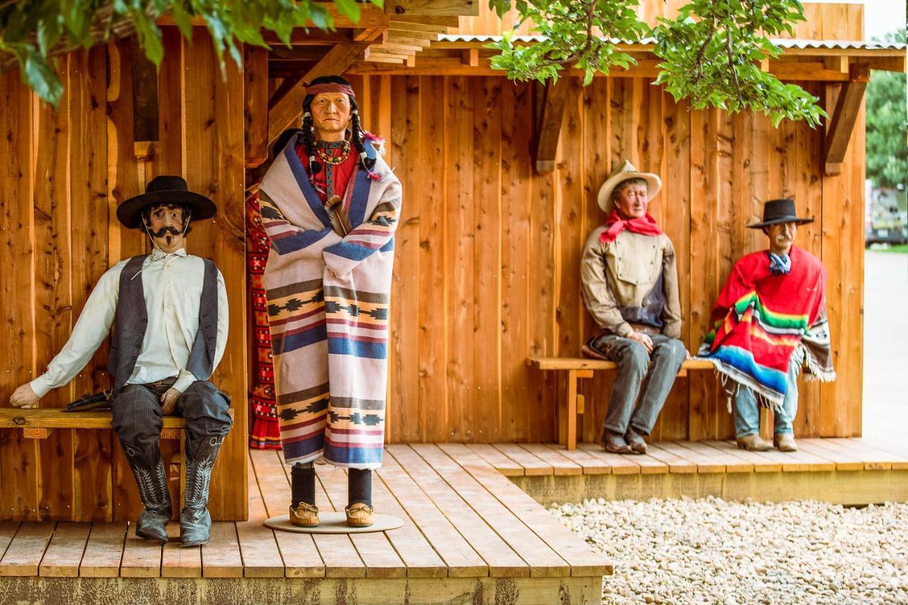 The Big Texan - Cabins And Wagons Amarillo Ngoại thất bức ảnh